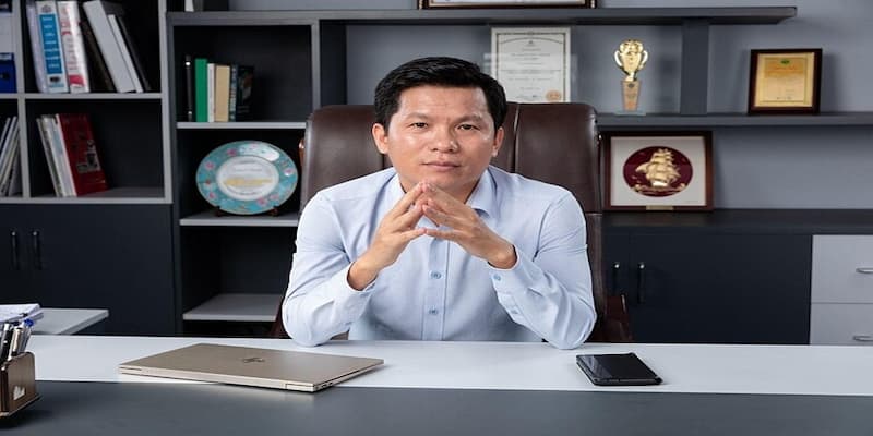 Tác giả Tác giả Hoàng Tú trong phong cách lãnh đạo và chiến lược